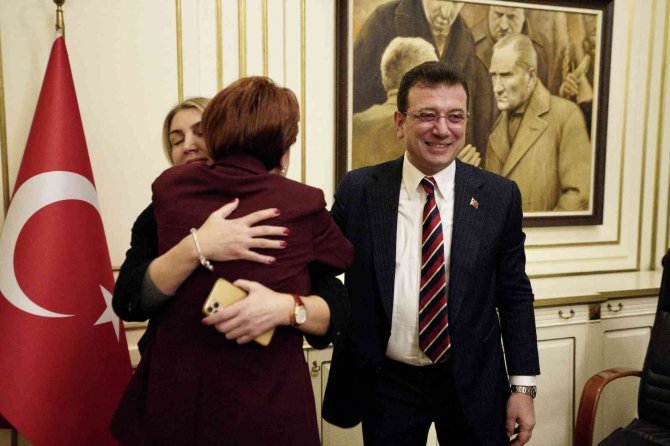 İ̇mamoğlu Ve Akşener Karar Sonrası Birbirlerine Böyle Sarıldı