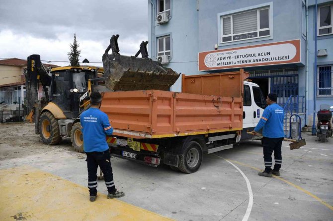 Başkan Günel Talimat Verdi, Eğitimin Önündeki Çamur Engeli Kaldırıldı