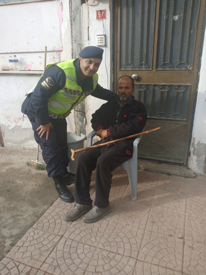 Jandarmadan Engelli Bireye Anlamlı Hediye