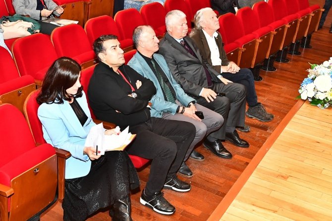 "İ̇zmir’in Yüz Yılı" Sempozyumu Başladı