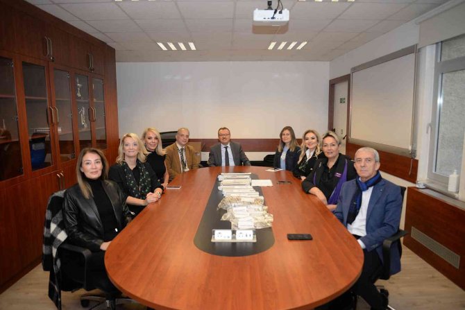 Tiyatro Oyununun Gelirini Tıp Fakültesine Bağışladılar