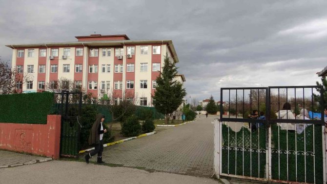Bursa’da Gıda Zehirlenmesi Şüphesiyle 8 Öğrenci Hastaneye Kaldırıldı