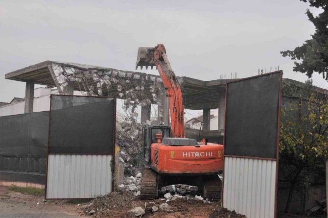 Çukurova’da Kaçak Yapılar Yıkıldı