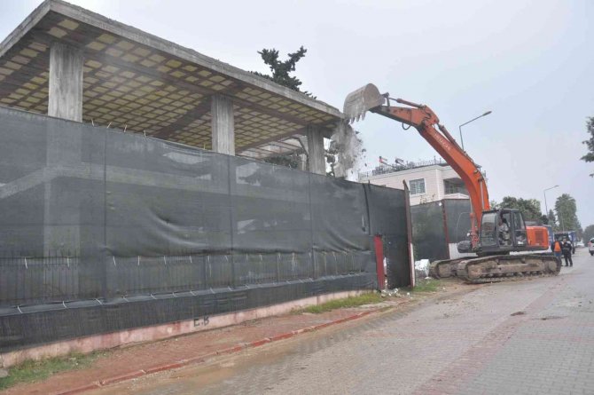 Çukurova’da Kaçak Yapılar Yıkıldı