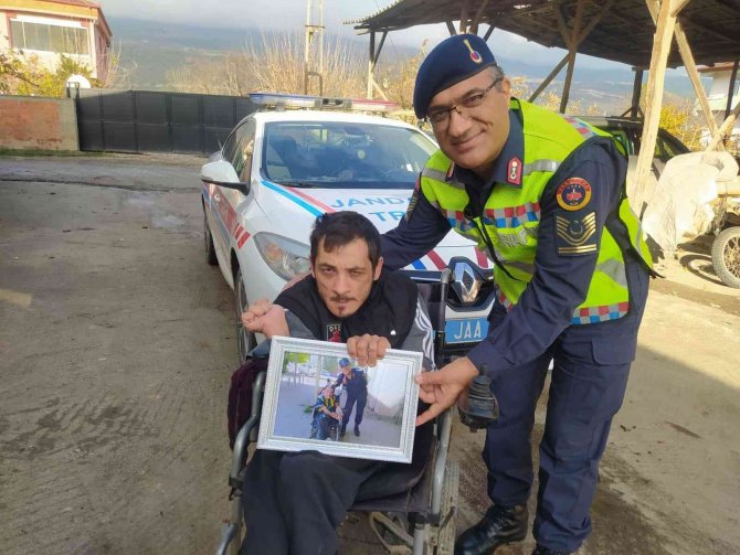 Jandarmadan Engelli Bireye Anlamlı Hediye