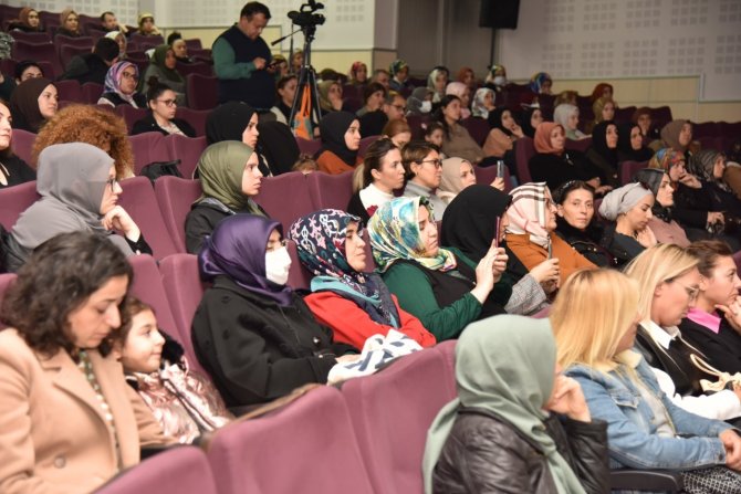 Uzmanı Uyardı: "İ̇lk 36 Ay Çocuklar Ekrana Hiç Bakmamalı"