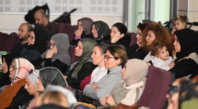 Uzmanı Uyardı: "İ̇lk 36 Ay Çocuklar Ekrana Hiç Bakmamalı"