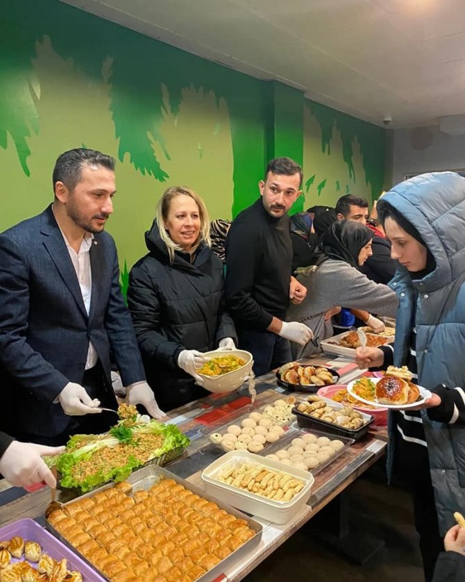 Ders Çalışarak Sabahlayan Öğrencilere Anne Eli Lezzetler