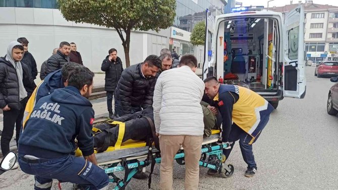 Otomobil İle Çarpışan Motosikletin Sürücüsü Yola Savruldu