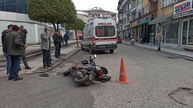 Otomobil İle Çarpışan Motosikletin Sürücüsü Yola Savruldu