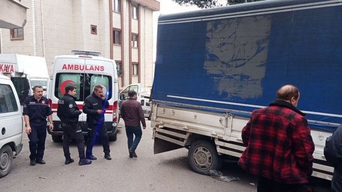 Kartal’da Sürücüsünün Hakimiyetini Kaybettiği Kamyonet Binaya Çarptı: 2 Yaralı