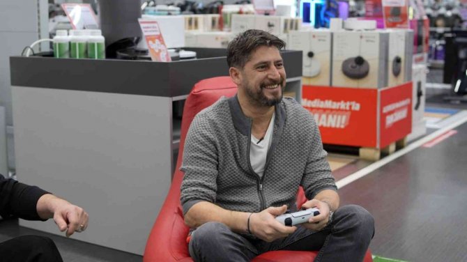 Eski Milli Futbolculardan Oyun Konsolunda Gol Düellosu