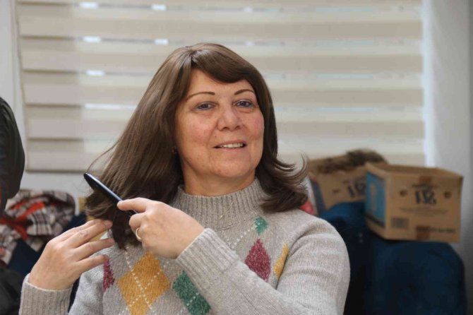 Kemoterapi Hastalarının Yüzünü Peruklarıyla Güldürüyor