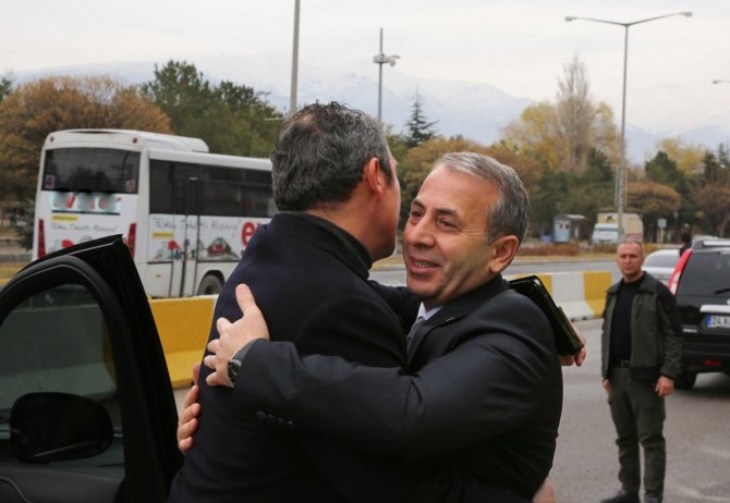 Fenerbahçe Kulübü Başkanı Koç’tan Müdür Kurt’a İmzalı Forma