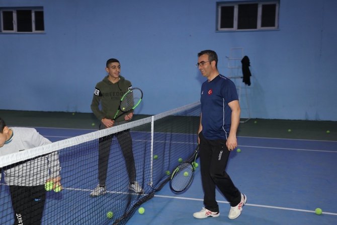 Gençlik Spor İ̇l Müdürü Din, Sporcularla Antrenman Yaptı
