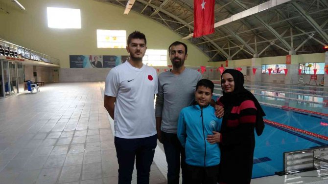 Yüzme Bilmeyenlerin Arasından Keşfedildi, Sol Eli Olmadan Türkiye Birincisi Oldu