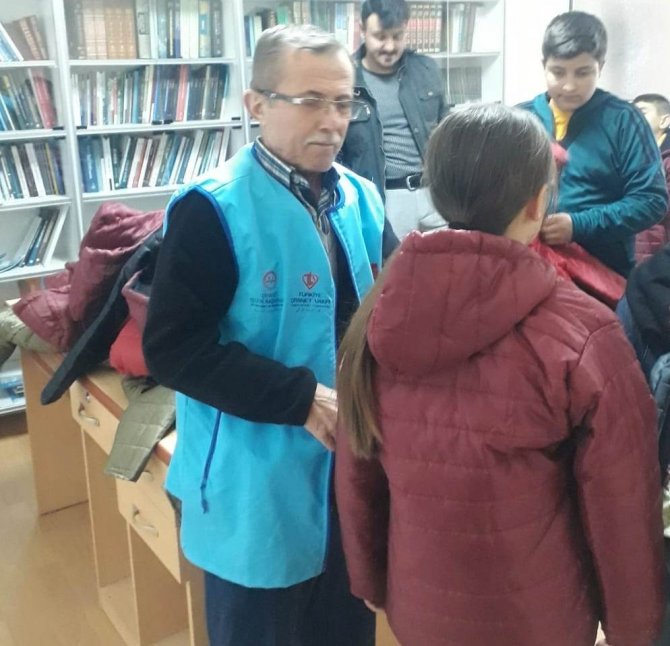Hisarcık’ta 52 Öğrenciye Kışlık Mont