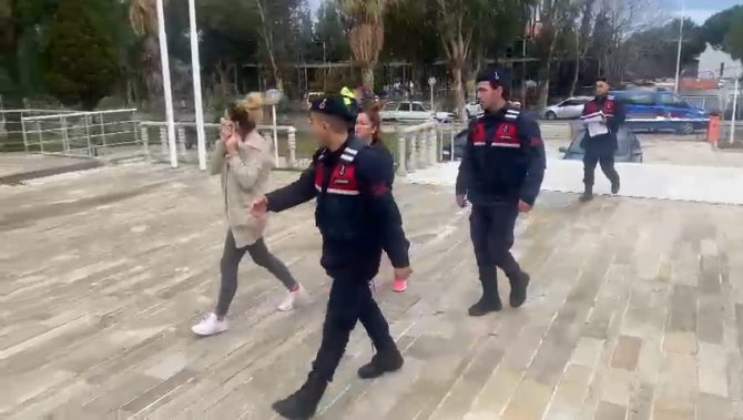 Foça’da Bir Eve Giren Hırsızlara Jandarmadan Suçüstü