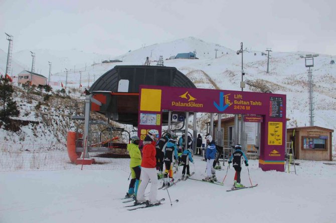 Kayakseverler Türkiye’nin En Erken Açılan Kayak Pistine Akın Etti