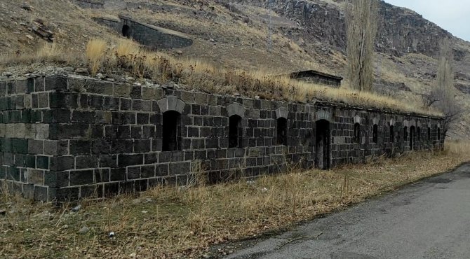 Kars’ta Tarihi Hamam Yıkılıyor