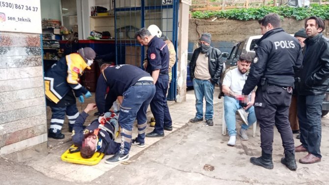 Kartal’da Sürücüsünün Hakimiyetini Kaybettiği Kamyonet Binaya Çarptı: 2 Yaralı