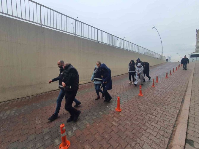 Kar Vaadiyle Vatandaşlardan Yüksek Miktarlarda Para Alıp Geri Ödemeyen 4 Kişiye Adli Kontrol