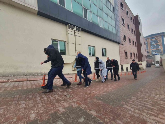 Kar Vaadiyle Vatandaşlardan Yüksek Miktarlarda Para Alıp Geri Ödemeyen 4 Kişiye Adli Kontrol