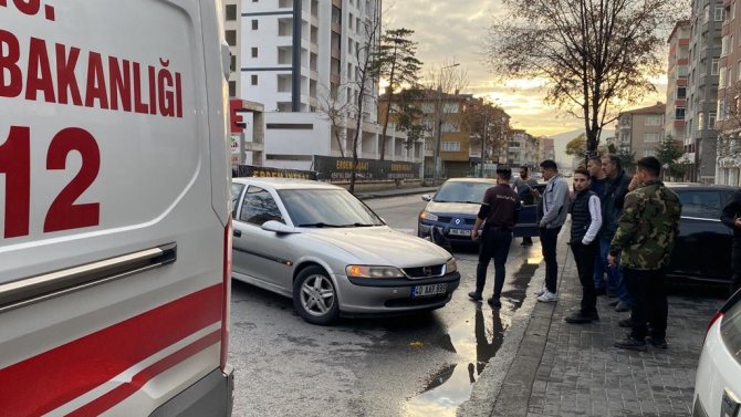 Motosiklet, Otomobile Çarptı: 1 Yaralı