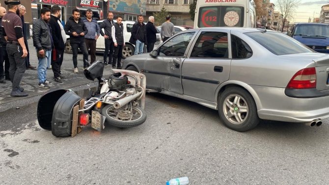 Motosiklet, Otomobile Çarptı: 1 Yaralı