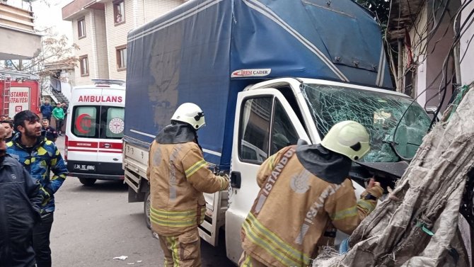 Kartal’da Sürücüsünün Hakimiyetini Kaybettiği Kamyonet Binaya Çarptı: 2 Yaralı