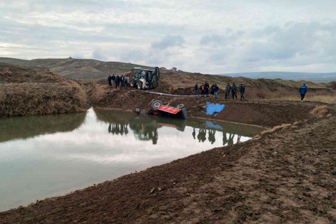 Traktör Dereye Yuvarlandı: 1 Ölü, 1 Yaralı