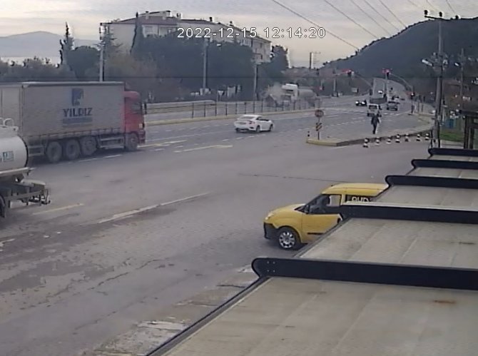 Tanker, Hafif Ticari Araca Böyle Çarptı: 2 Ölü