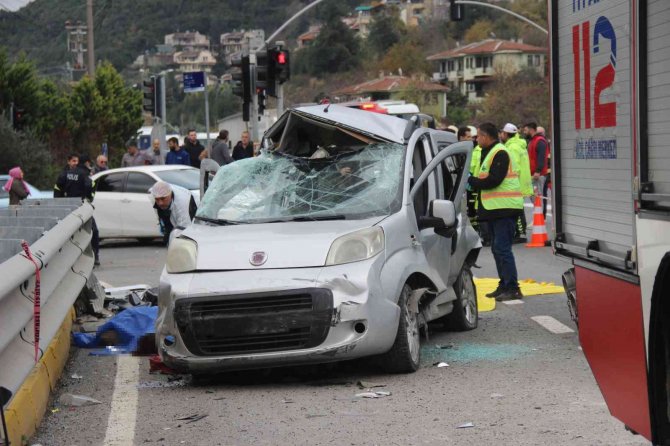 Tanker, Hafif Ticari Araca Böyle Çarptı: 2 Ölü