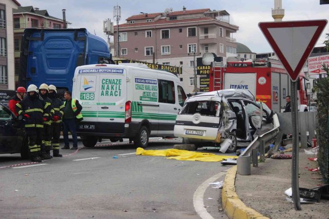 Hafif Ticari Araç 3 Genç Kıza Mezar Oldu