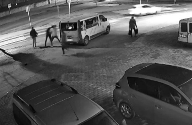 Sokak Ortasında Bıçaklı Sopalı Yaralama, O Anlar Kamerada