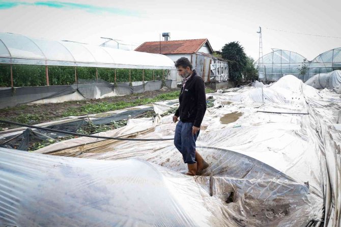 Kumluca’da Çiftçilerin Selden Zarar Gören Ürünlerini Zorlu Kurtarma Mesaisi