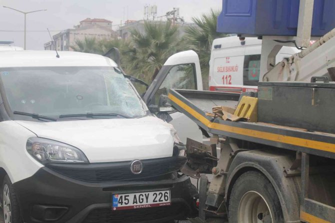 Kırmızı Işıkta Duran Araca Arkadan Çarptı: 2 Yaralı