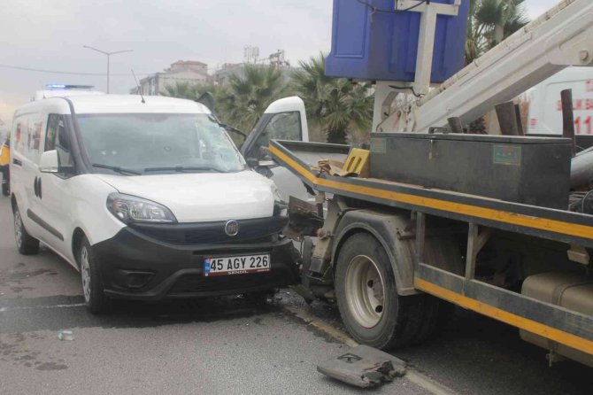 Kırmızı Işıkta Duran Araca Arkadan Çarptı: 2 Yaralı