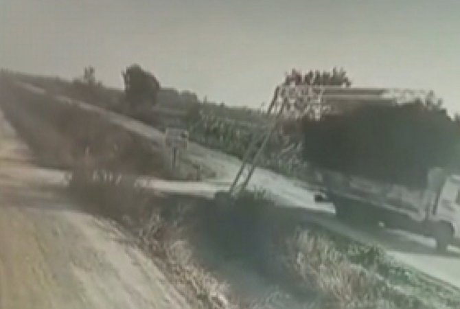 Kamyon Tek Hamleyle Köy Yolunu Değiştirdi