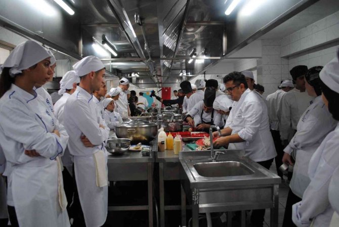 Aşçılık Programı Öğrencilerine ‘Uzak Doğu Mutfağı’ Eğitimi