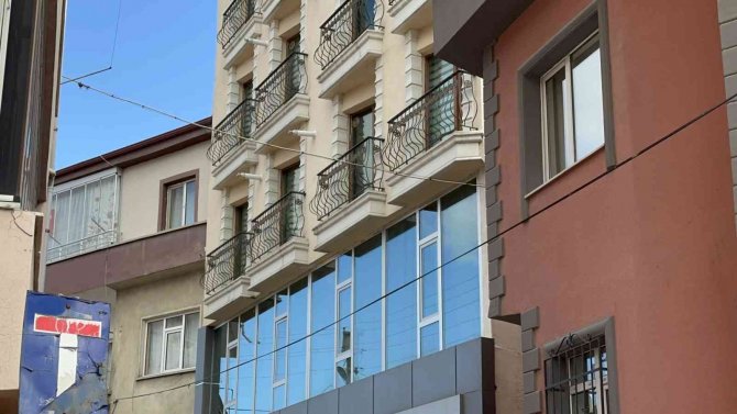 Apart Otelde Biri Kadın İki Gencin Cesedi Bulundu