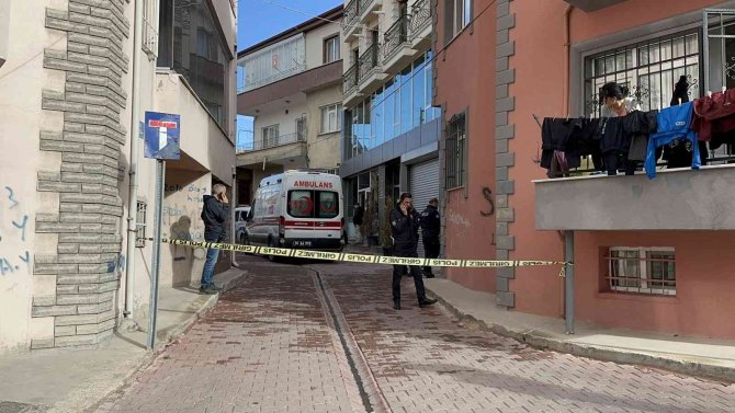 Apart Otelde Biri Kadın İki Gencin Cesedi Bulundu