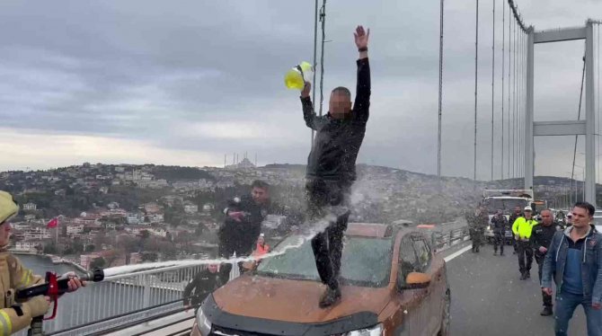 Otomobilin Üzerine Çıkıp Benzin Döken Şahsa İtfaiyeciden ‘Su Sıkma’ Müdahalesi