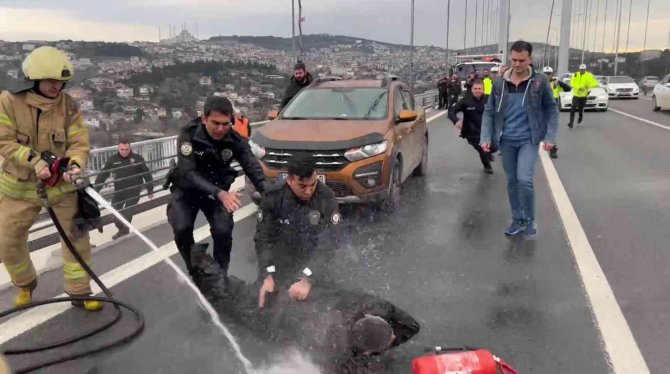 Otomobilin Üzerine Çıkıp Benzin Döken Şahsa İtfaiyeciden ‘Su Sıkma’ Müdahalesi