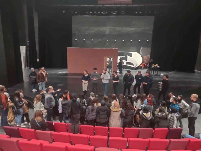 Öğrenci Ve Akademisyenler ’39 Basamak’ı İzledi