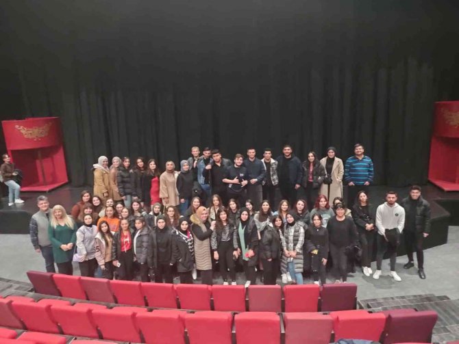 Öğrenci Ve Akademisyenler ’39 Basamak’ı İzledi