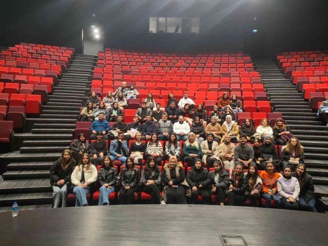 Öğrenci Ve Akademisyenler ’39 Basamak’ı İzledi