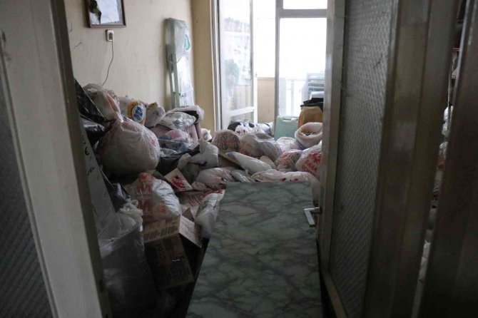 Cesedin Bulunduğu O Evden Bir Kamyon Çöp Çıktı