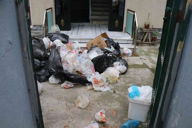 Cesedin Bulunduğu O Evden Bir Kamyon Çöp Çıktı