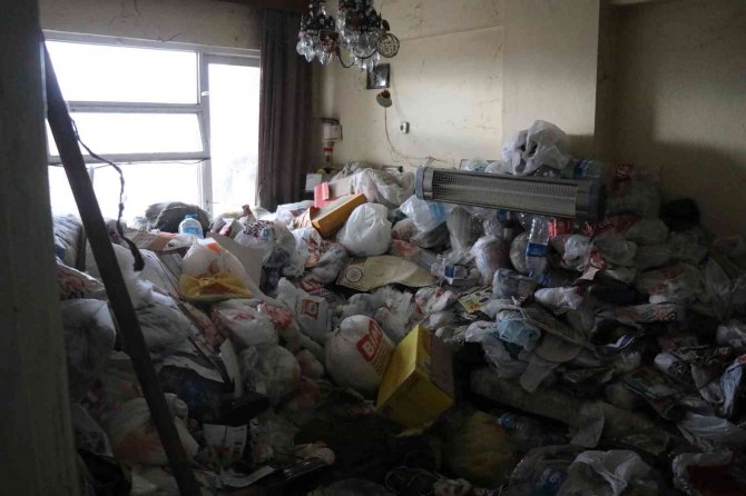 Cesedin Bulunduğu O Evden Bir Kamyon Çöp Çıktı